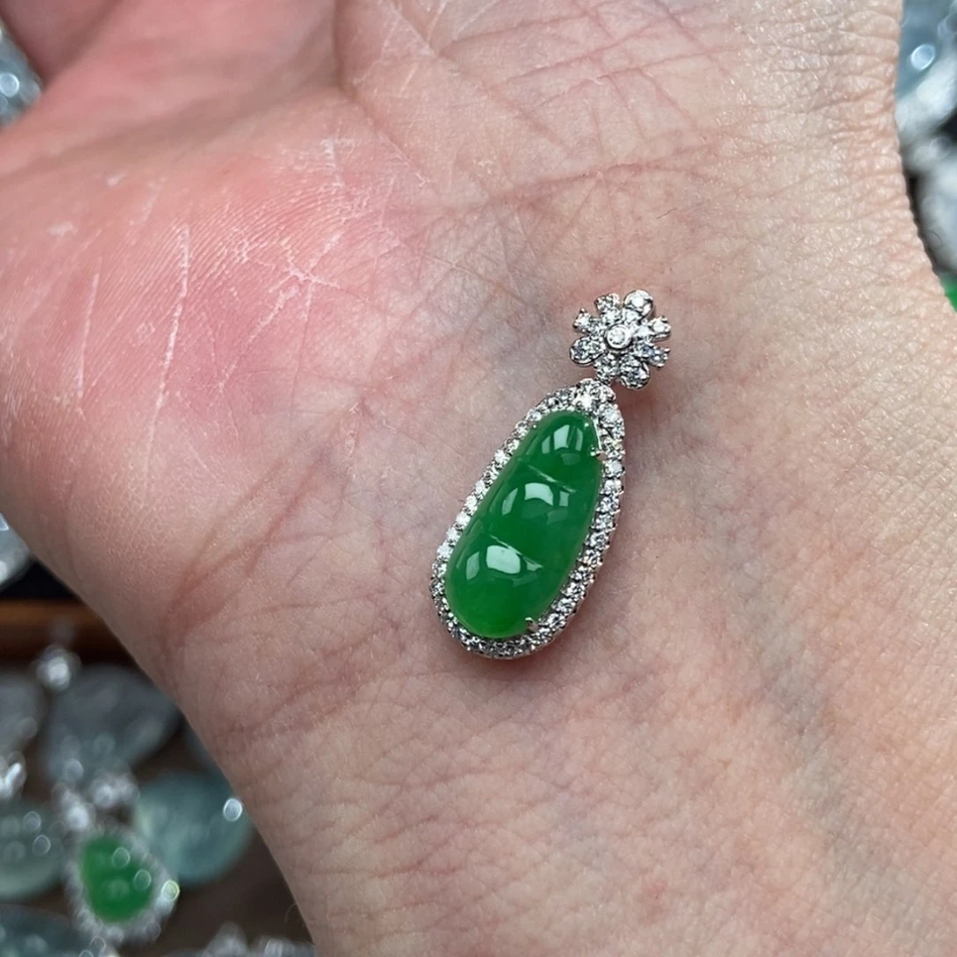 颈饰18K金镶嵌翡翠豆子