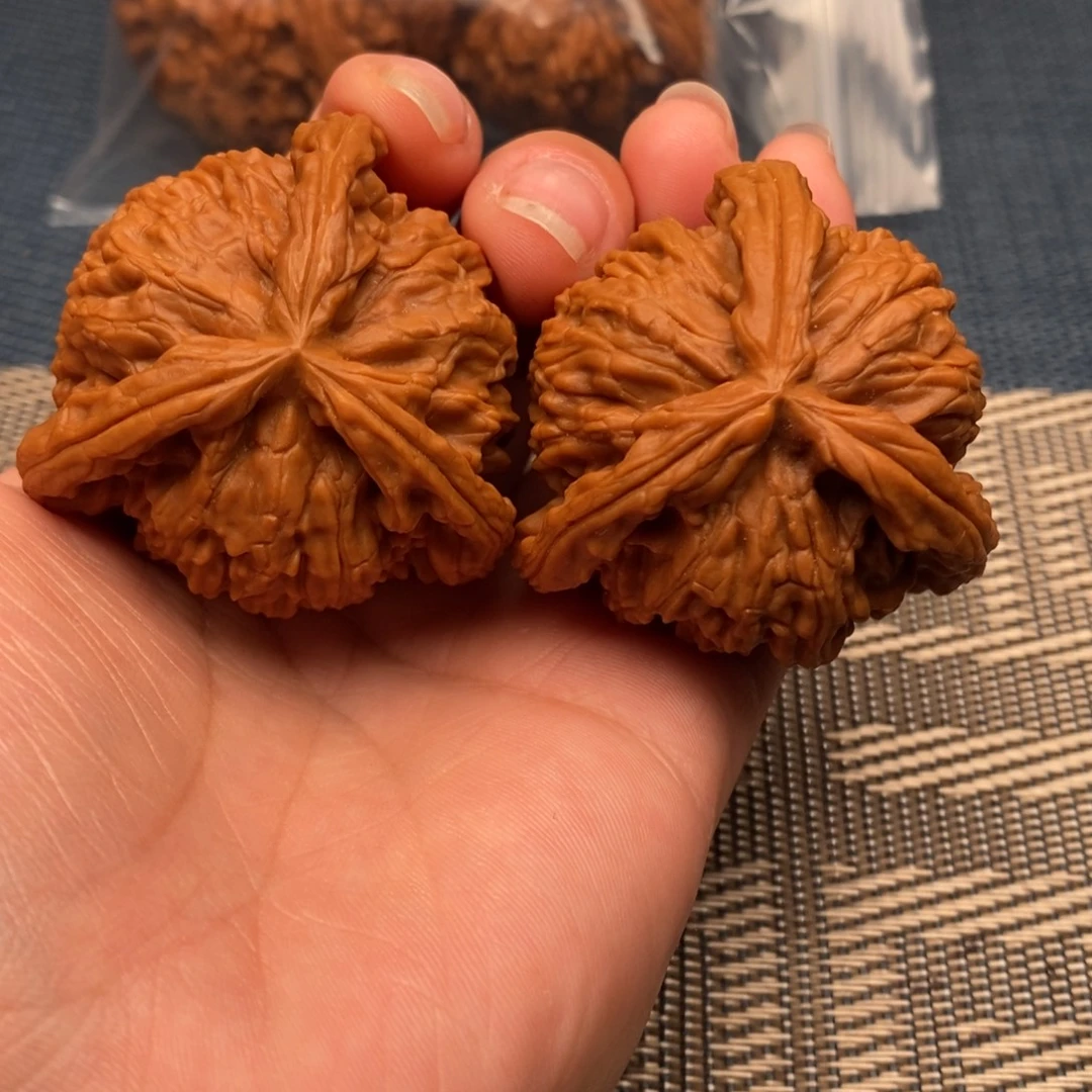 馋***鱼文玩核桃吊坠三棱