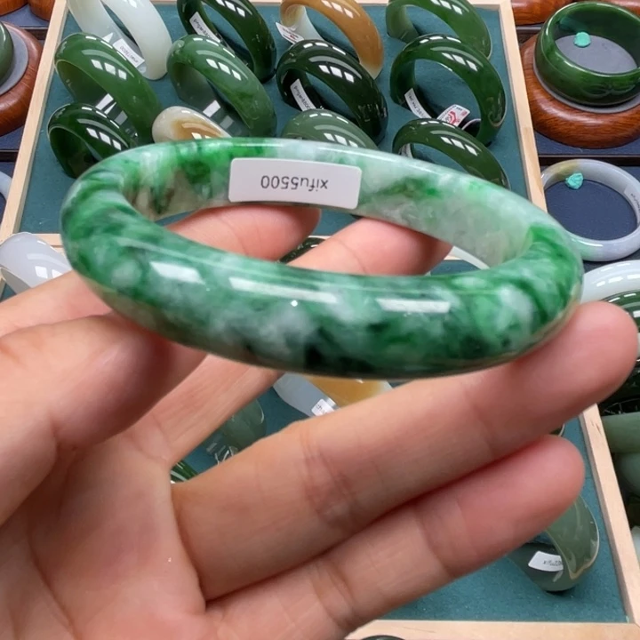 翡翠手镯未镶嵌翡翠手镯