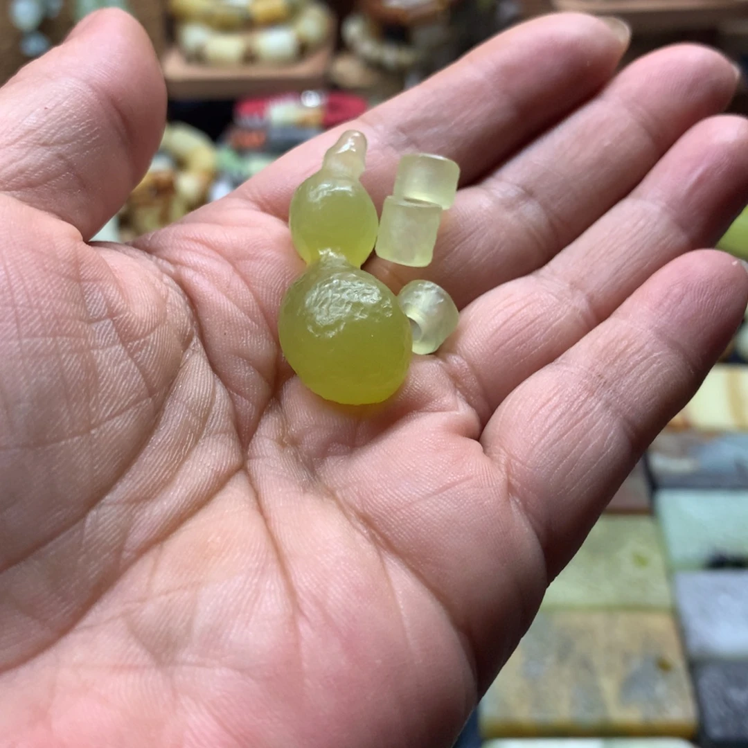 天***色合金蛇纹石玉颈饰
