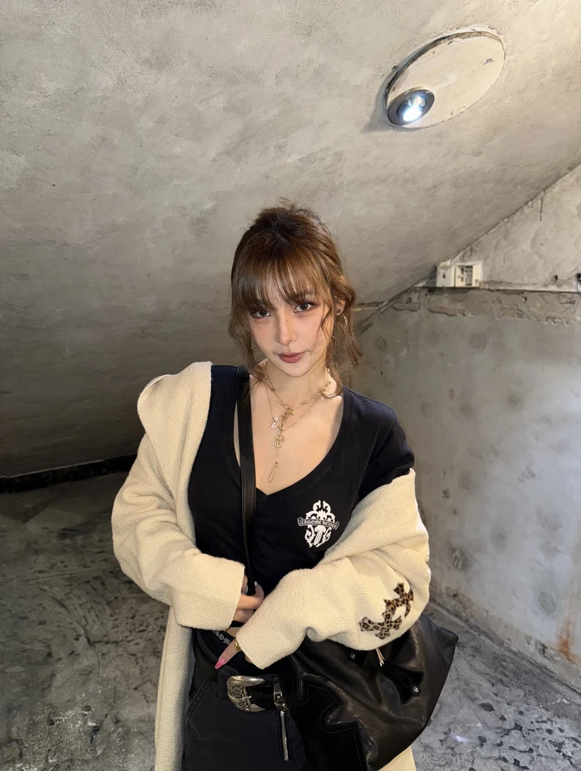 LuoXue 中古v领大宝剑印花短袖T恤