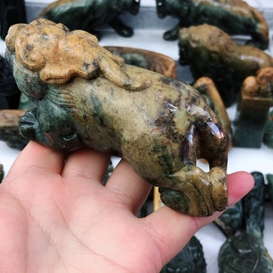 未镶嵌岫岩河磨玉（透闪石质玉）把件铁**道