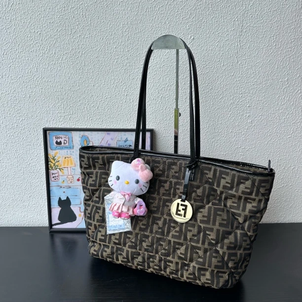 95新 FENDI/芬迪 老花菱格托特金币托特包 底长37 063383