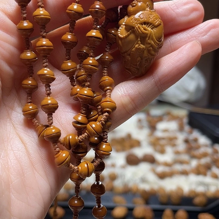 橄榄核吊坠笑口常开