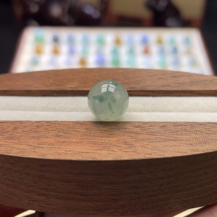 散珠翡翠冰飘绿花圆珠卡10.4mm