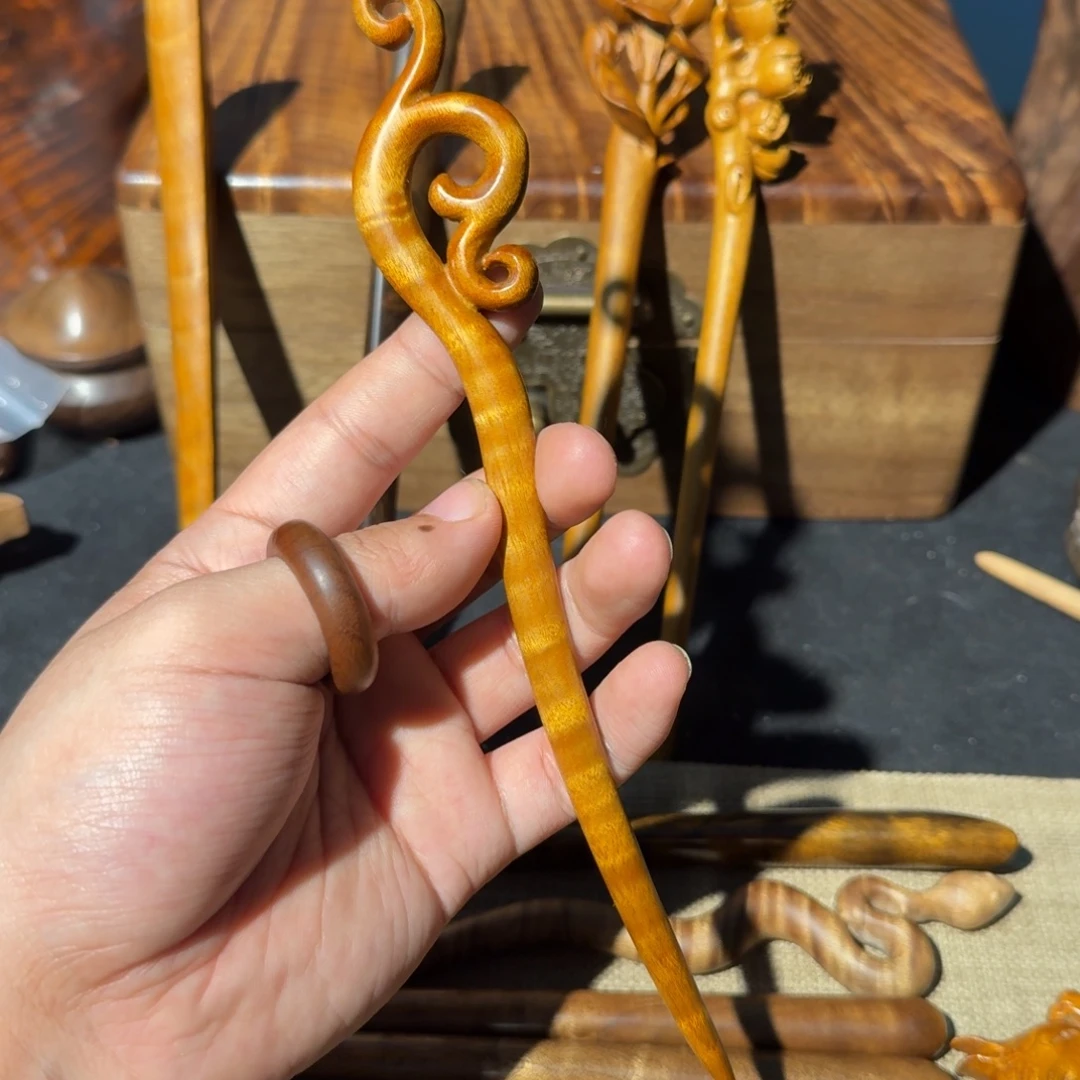 牛***B非金属枯木金丝楠满波纹如意