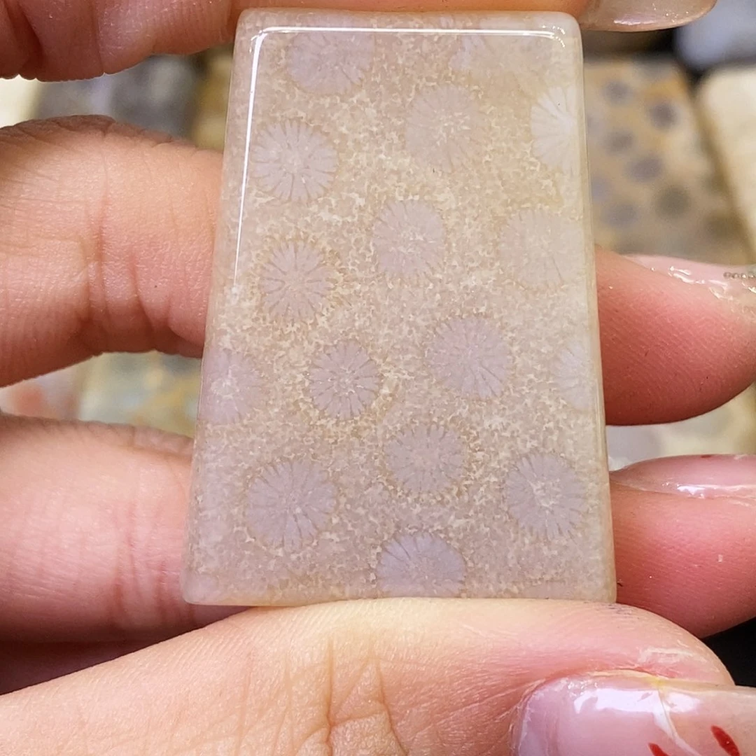 硅化玉颈饰合金是**吊坠