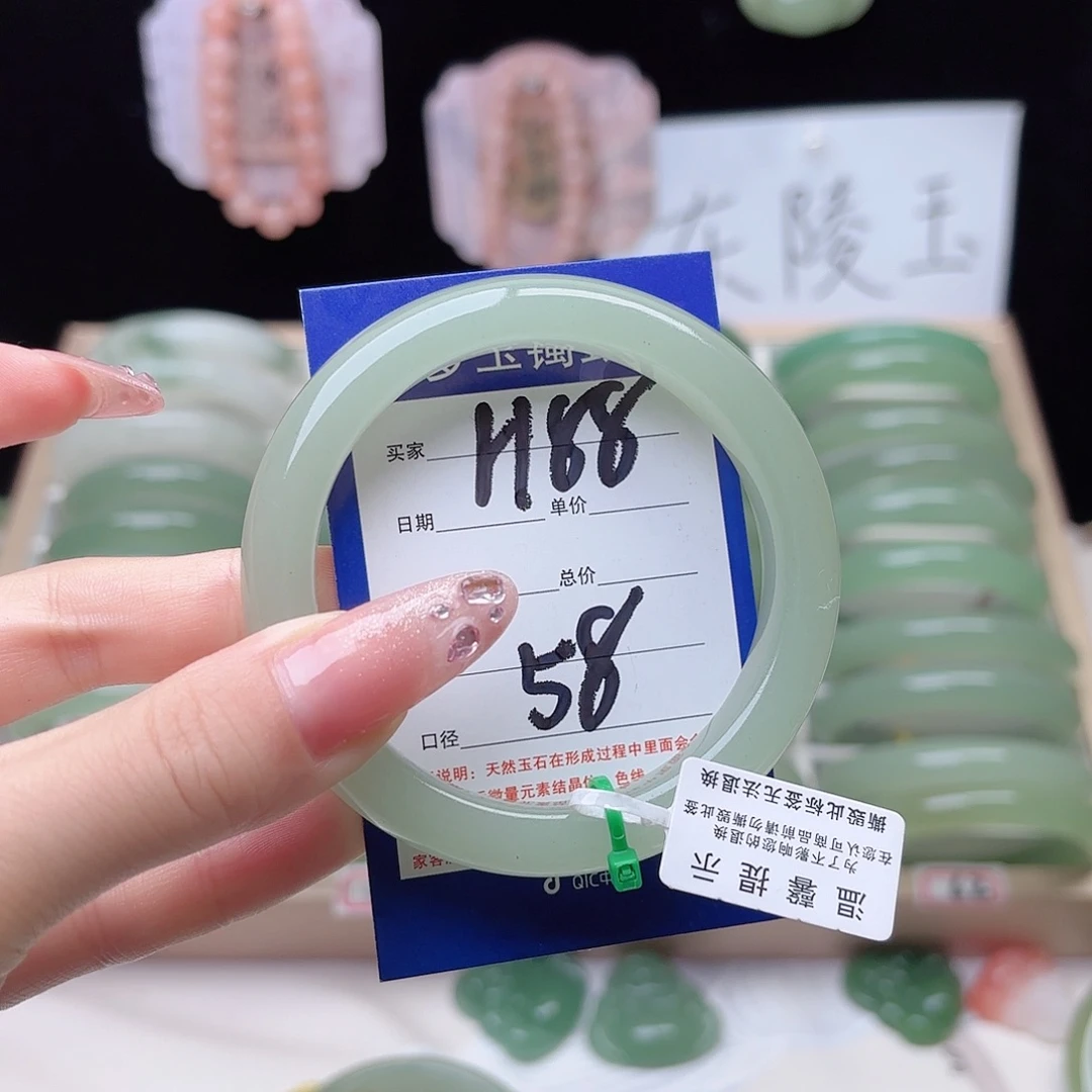 莉***莉石英质玉未镶嵌手镯