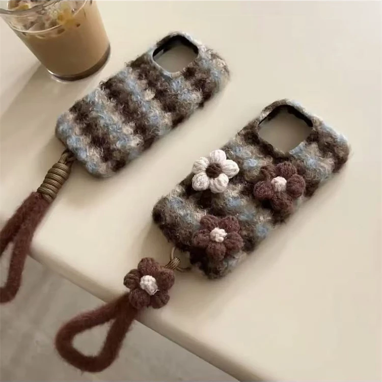 秋冬蓝棕卷毛绒适用iPhone17promax手机壳16pro针织花挂绳15pro女