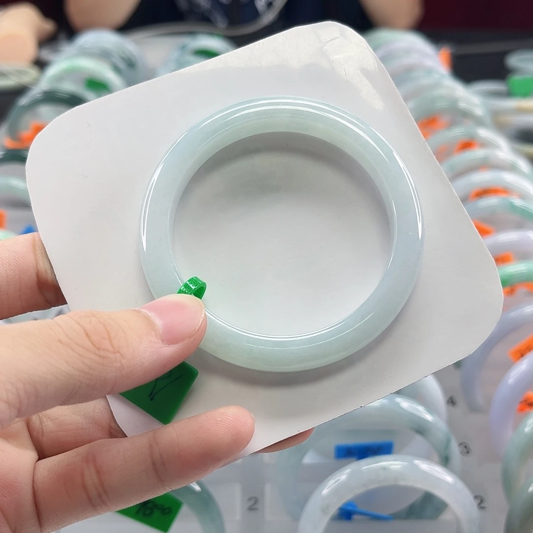 翡翠手镯未镶嵌翡翠1