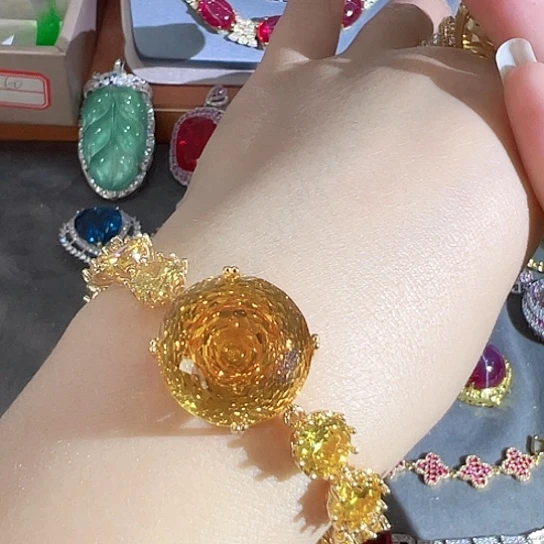 未镶嵌颈饰红宝石