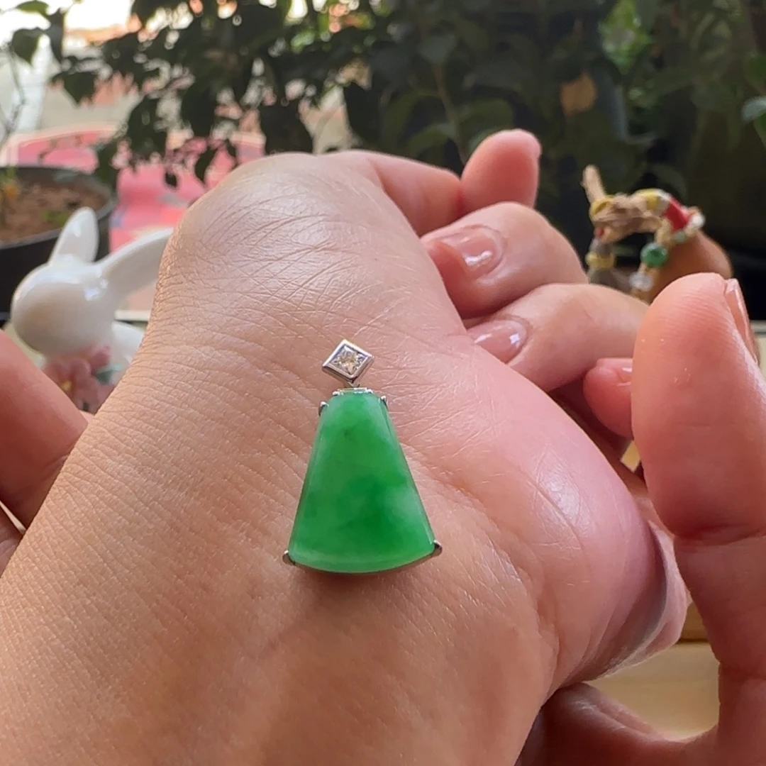 颈饰18K金镶嵌翡翠无事牌