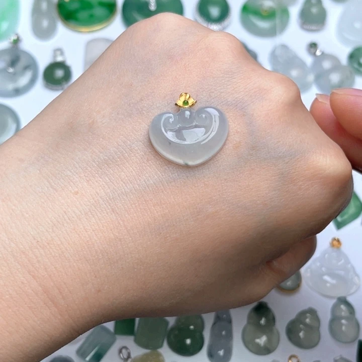 翡翠18K金镶嵌颈饰如意锁