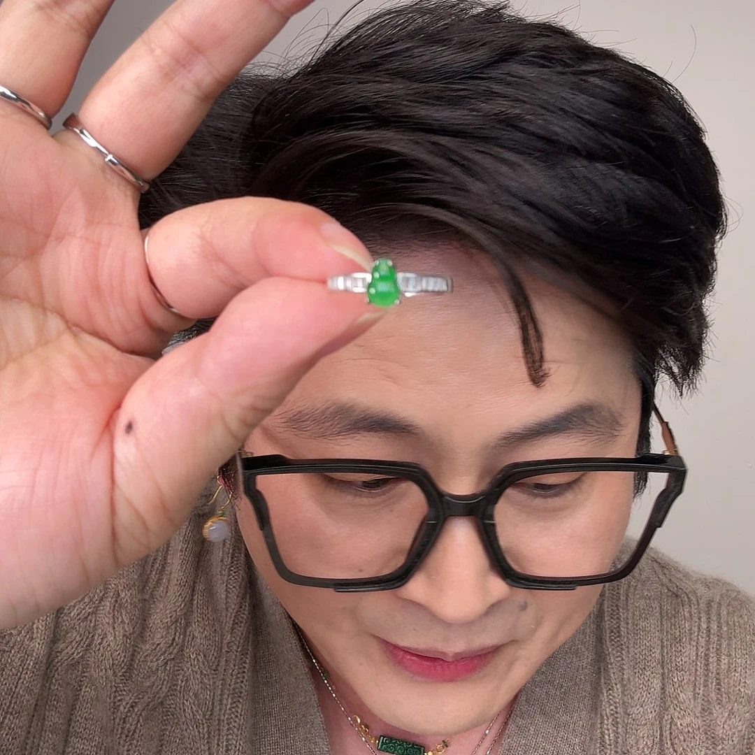 翡翠未镶嵌颈饰一件