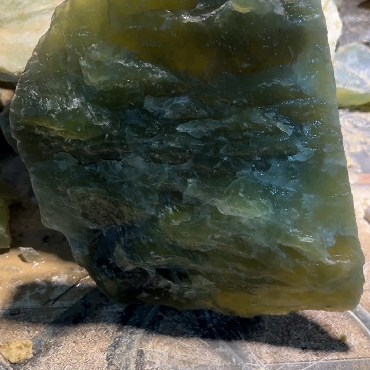 蛇纹石玉未镶嵌珠宝奇石