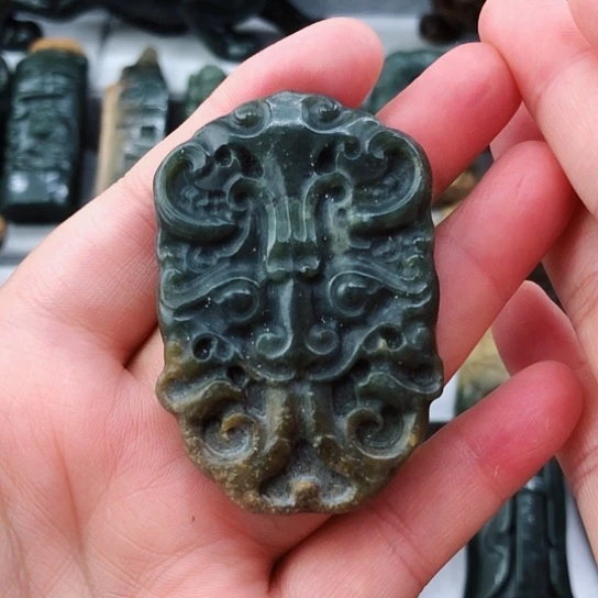 未镶嵌岫岩河磨玉（透闪石质玉）挂件