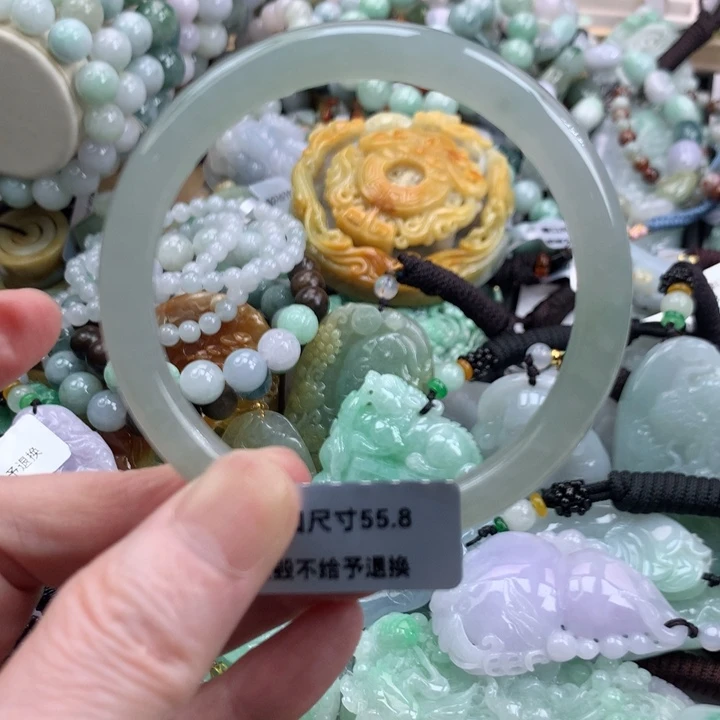 翡翠手镯未镶嵌吊坠