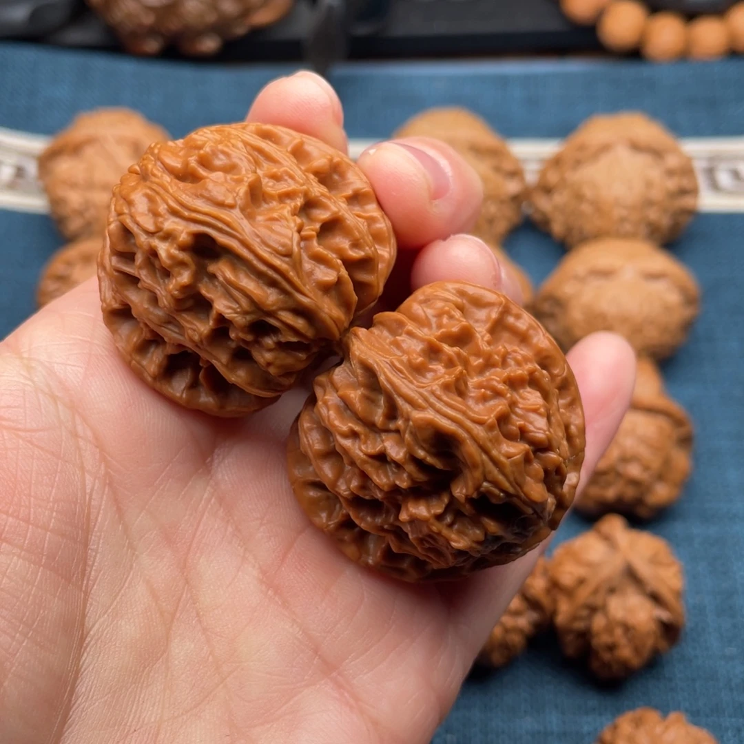 把件文玩核桃38红皮老树三角球白