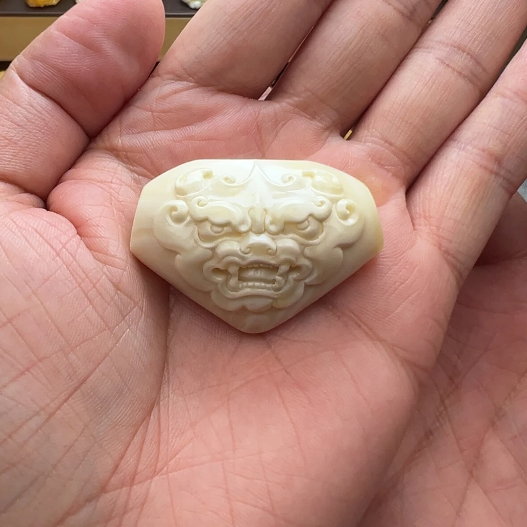 琥珀未镶嵌裸石精工浓蜡面兽