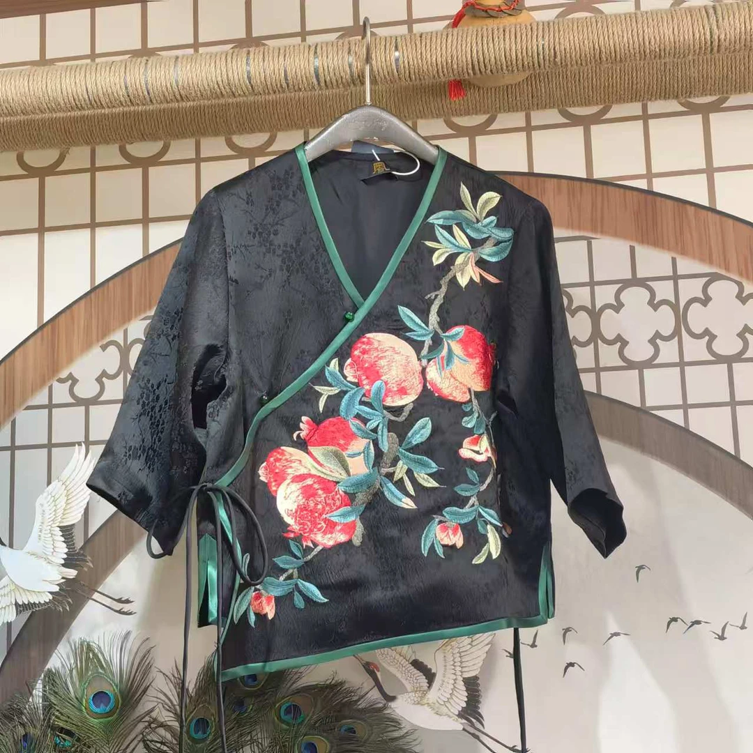 凤徕兮私人定制黑底石榴刺绣绿包边斜襟系带短上衣（LS297-1）