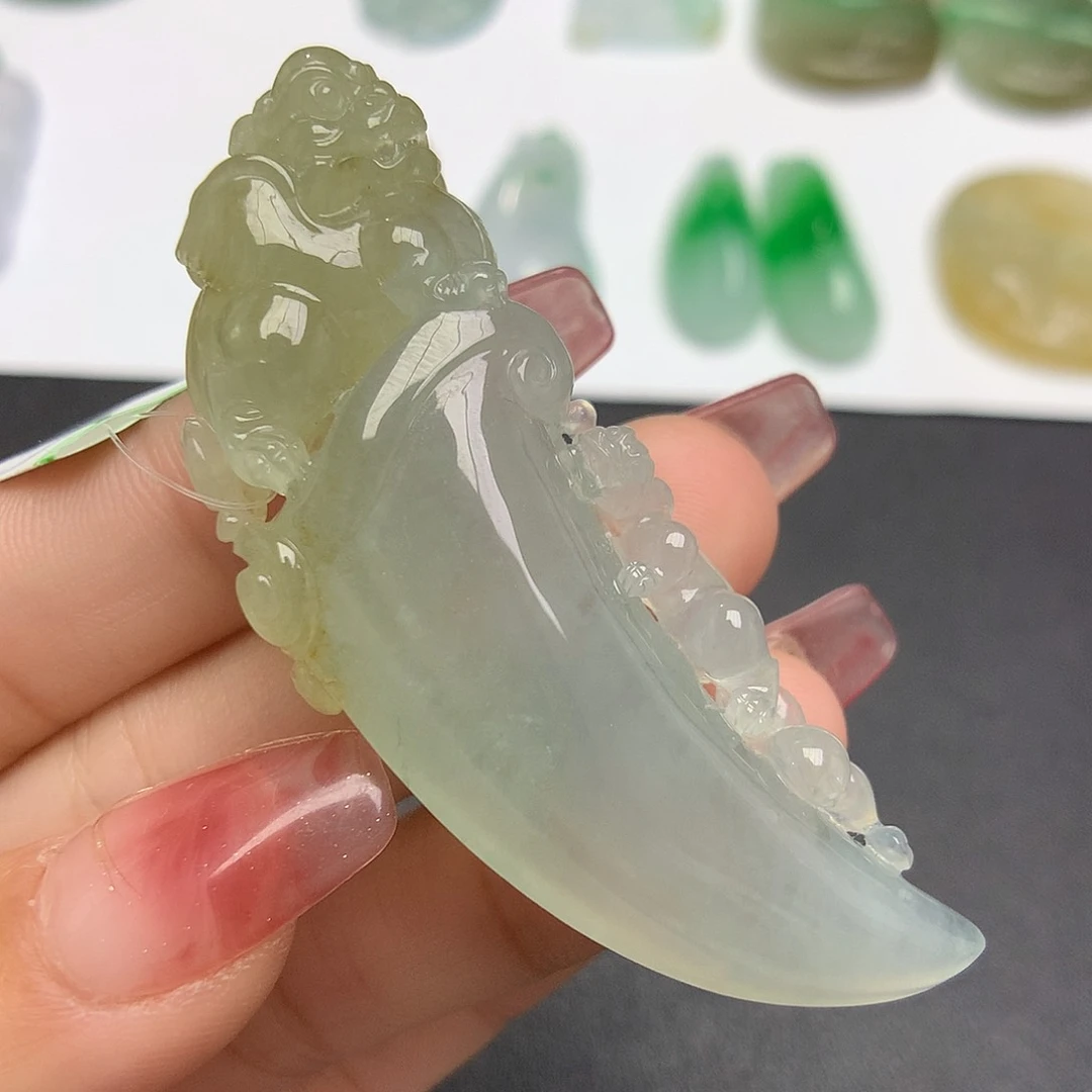 翡翠颈饰未镶嵌龙牙