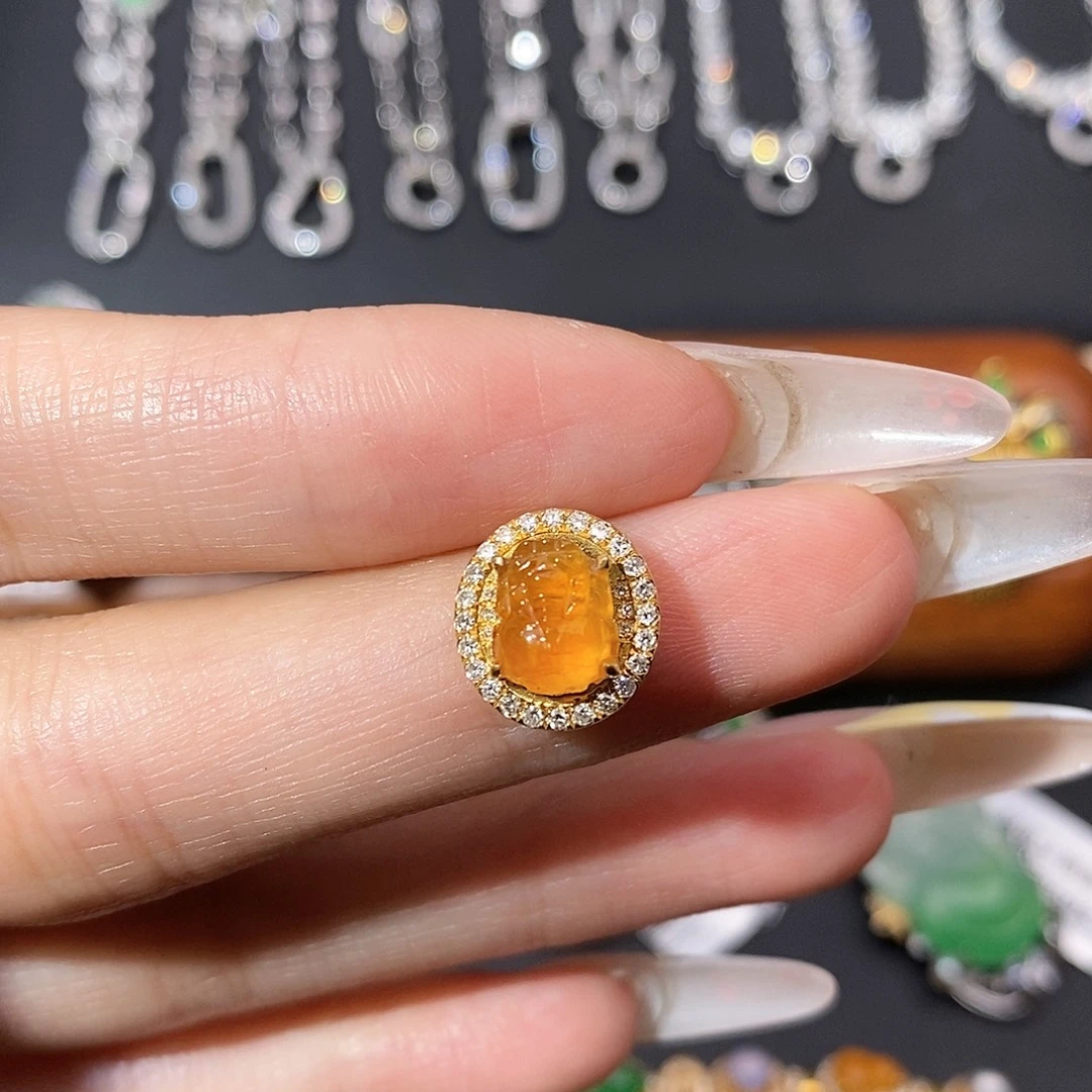 翡翠18K金镶嵌颈饰貔貅