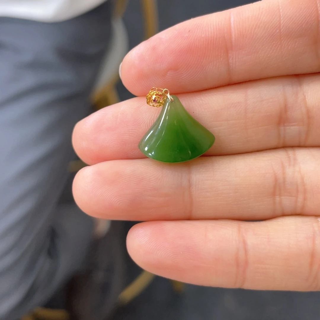 和田玉18K金镶嵌颈饰花**里