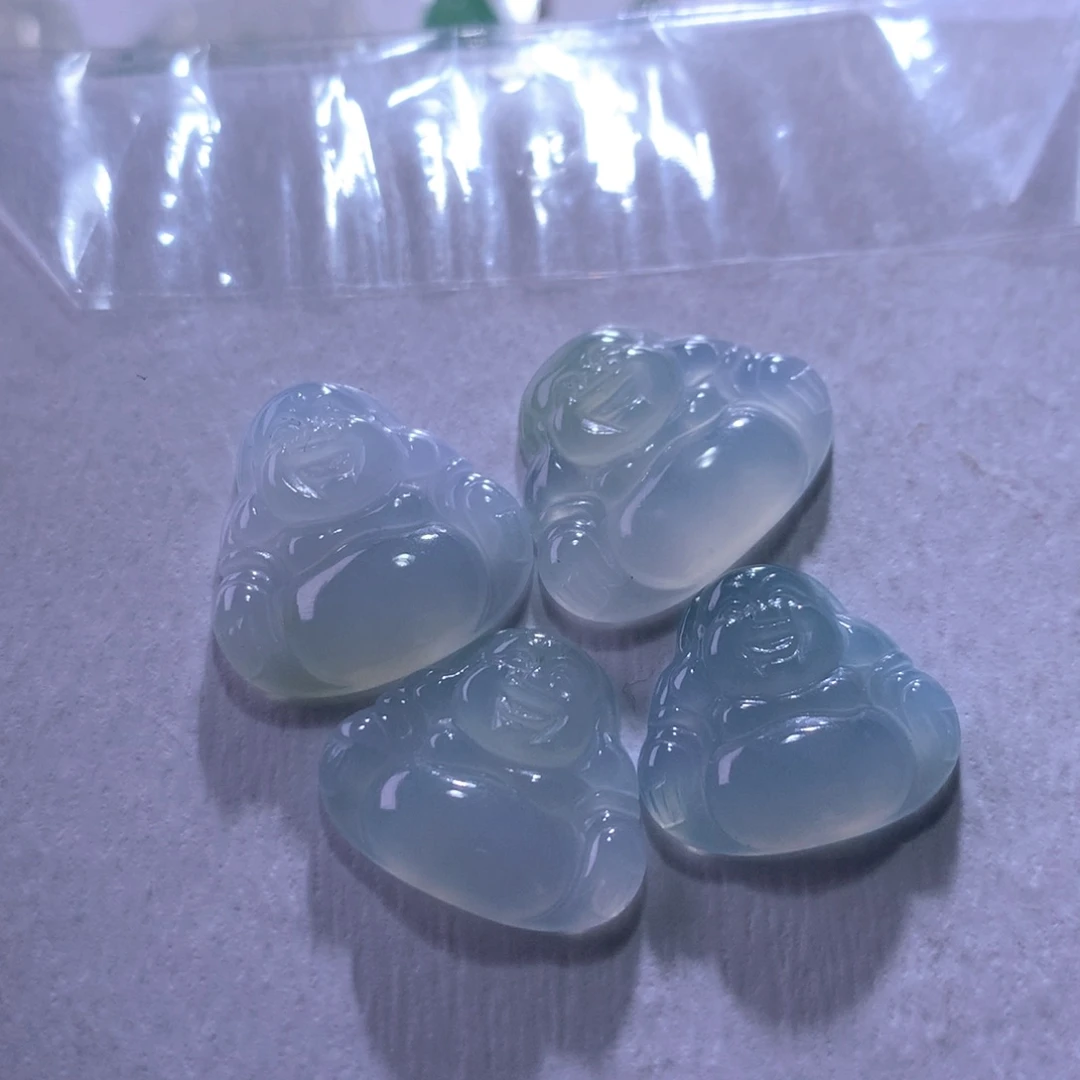 翡翠未镶嵌颈饰一手