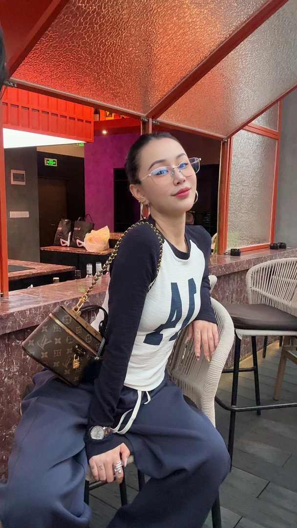 拼色长袖短款圆领保暖休闲修身型黑色套头打底T恤印花