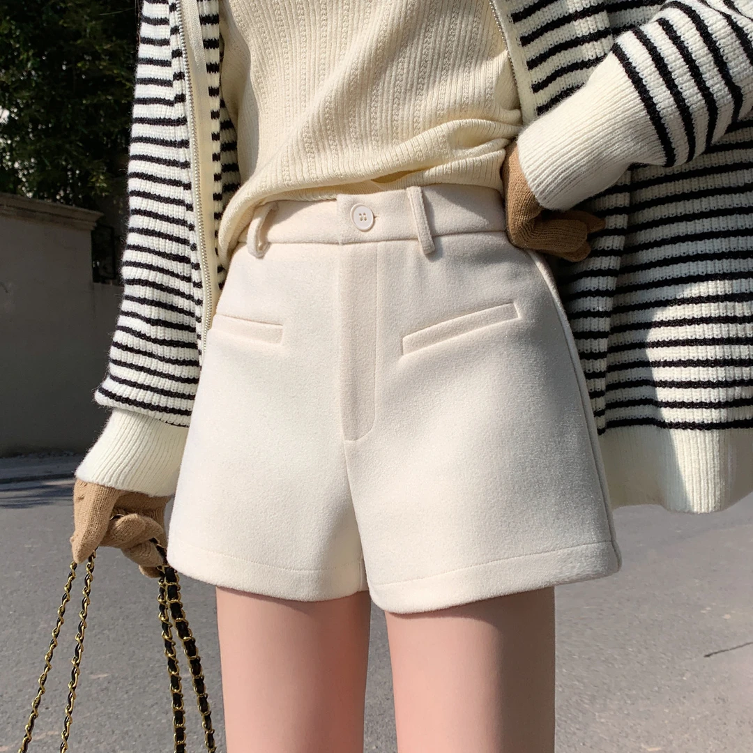 秋冬季辣妹外穿显瘦包臀热裤休闲百搭打底靴裤杏色加厚毛呢短裤女