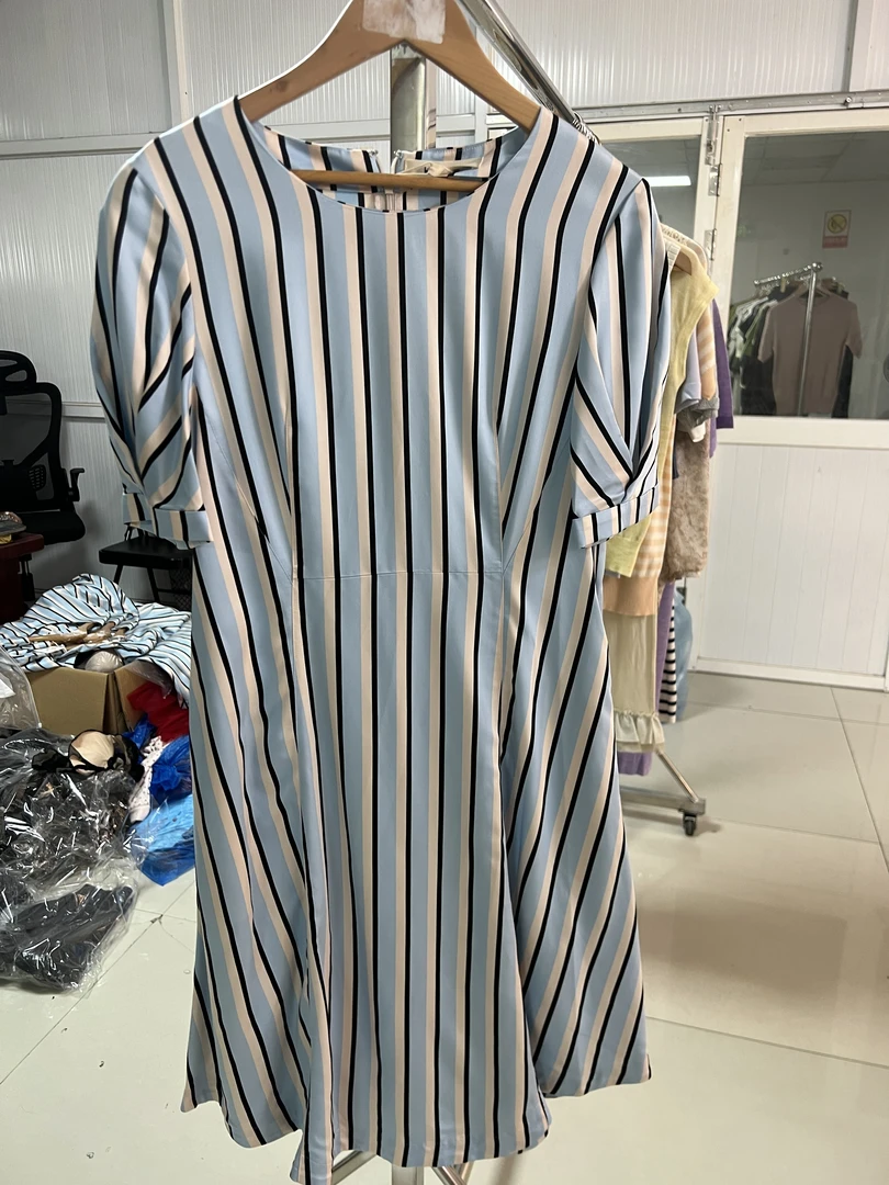 女装条纹连衣裙夏季时尚