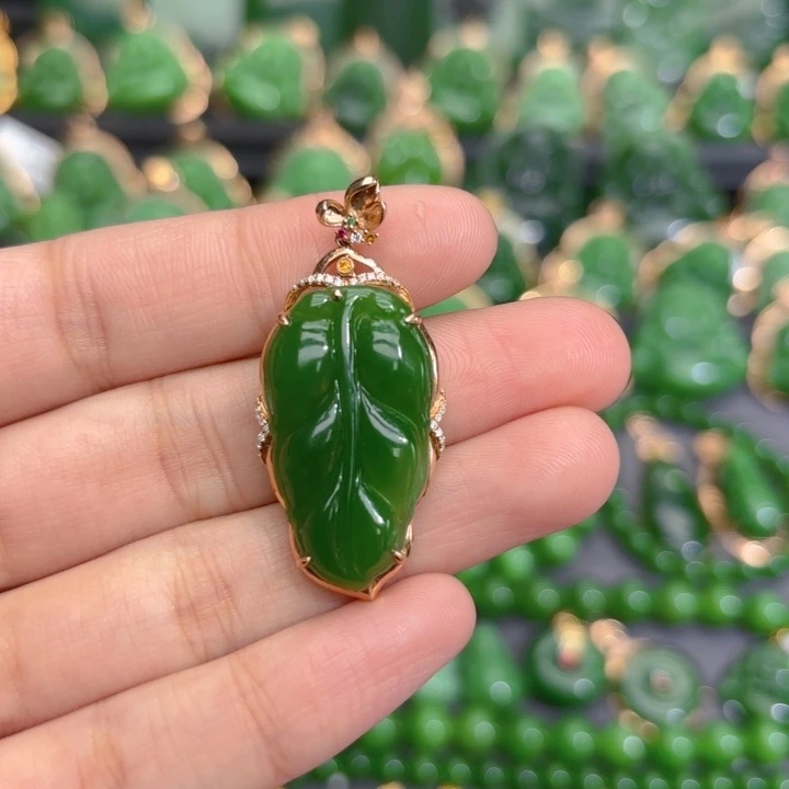 颈饰18K金镶嵌和田玉（碧玉）