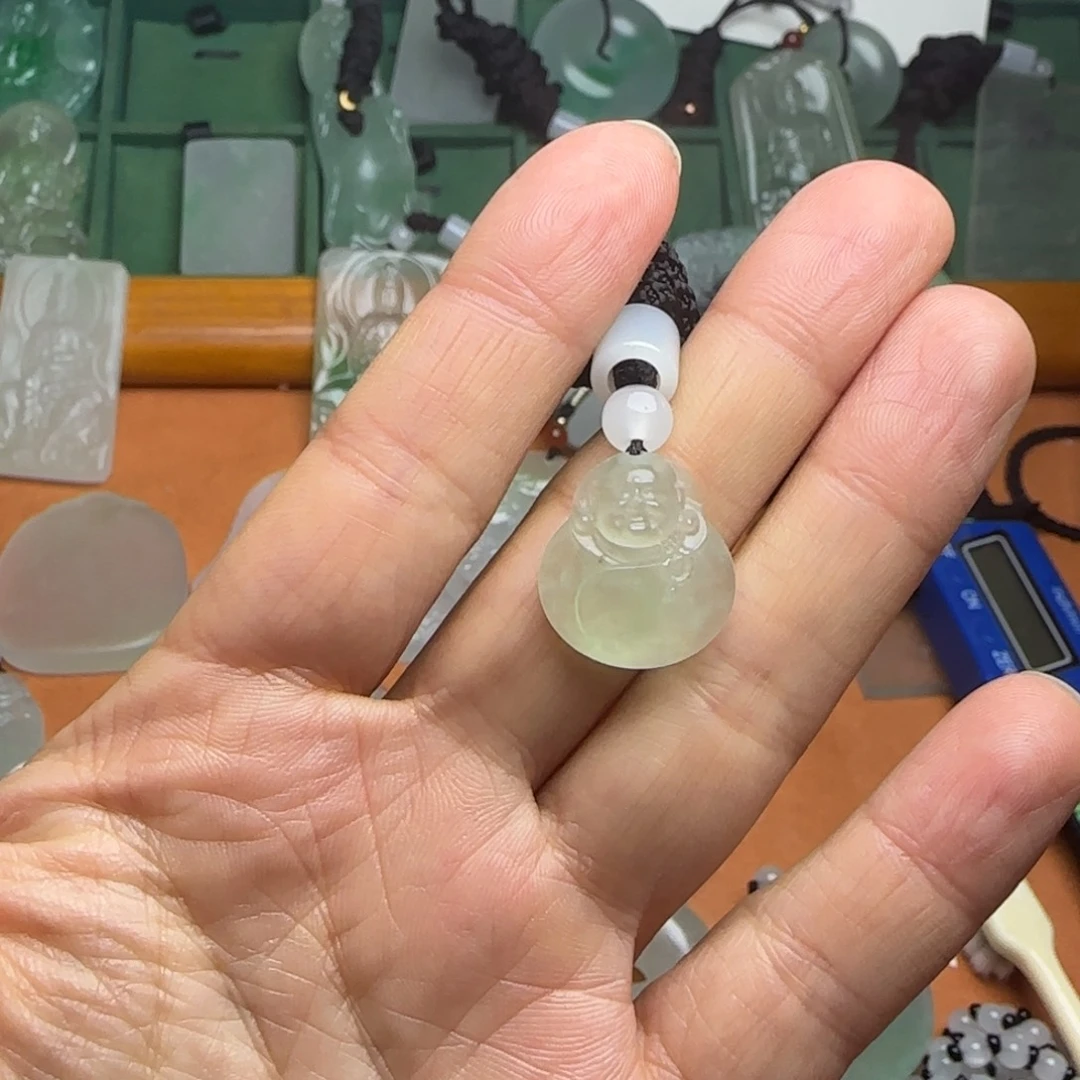 翡翠未镶嵌颈饰佛公