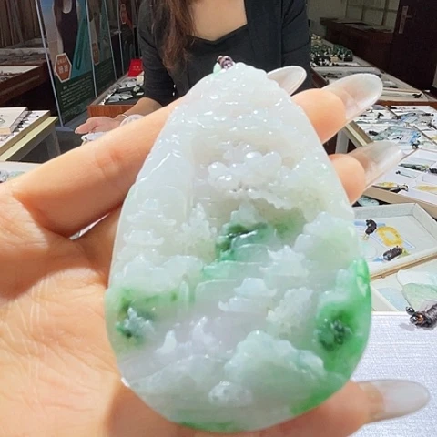 翡翠未镶嵌颈饰一个