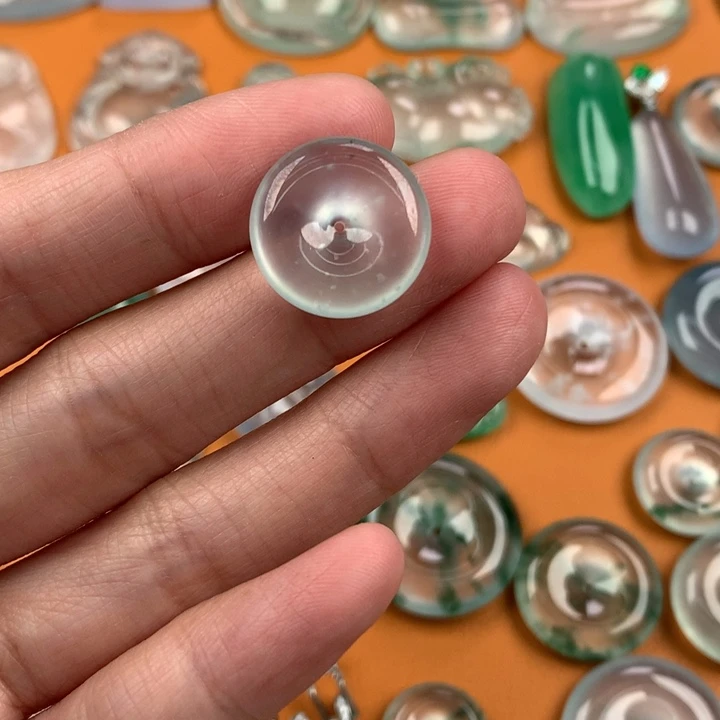 翡翠挂件未镶嵌….