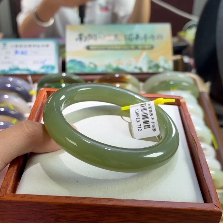 未镶嵌手镯和田玉湖水绿色57+链接25