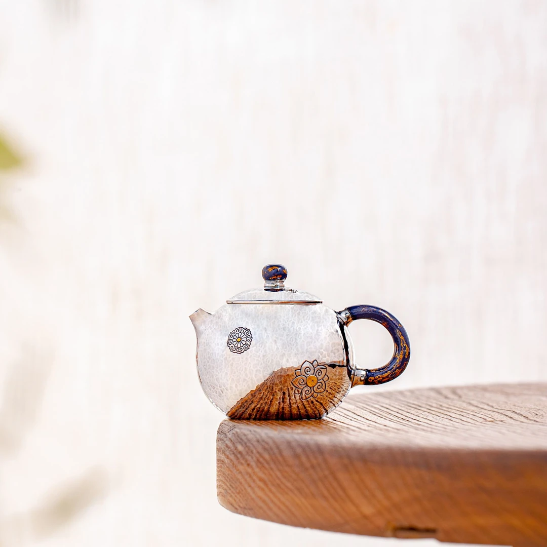 蜂鸟工坊 名匠优选 漆把漆钮錾刻皮球花一块料扁圆小壶 MJYXA1157