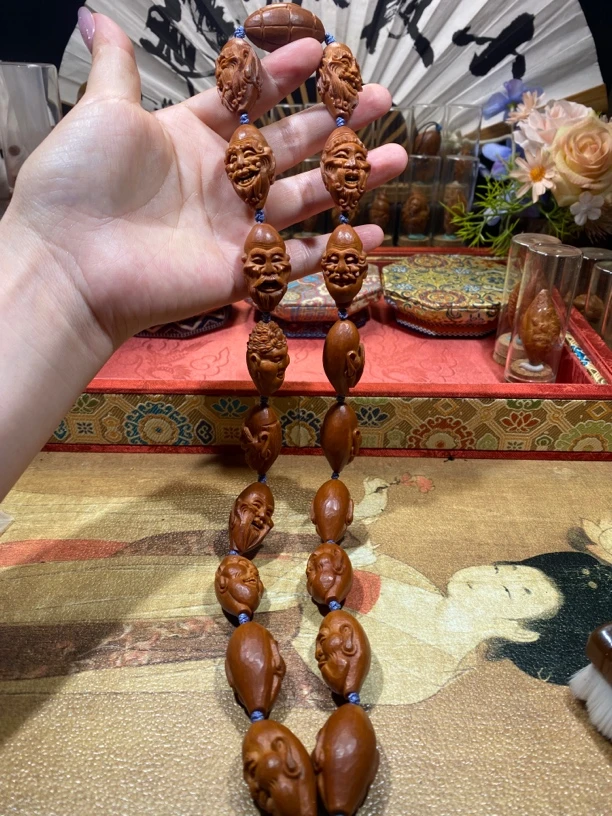 橄榄核殷派十八罗汉 【作者】谢建平 【规格】1.9×3.3