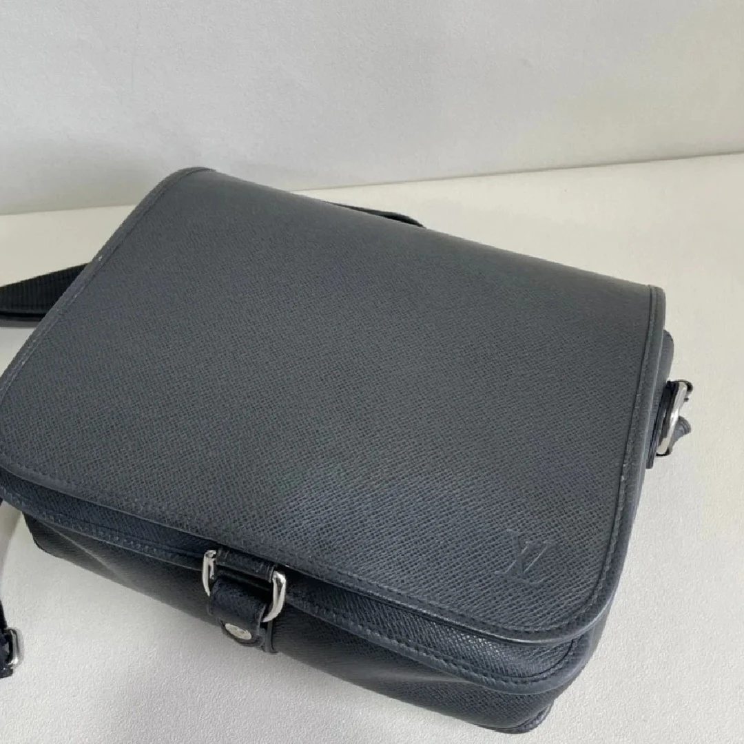 95新 LouisVuitton/路易威登 LV黑色斜挎包 25050132-01