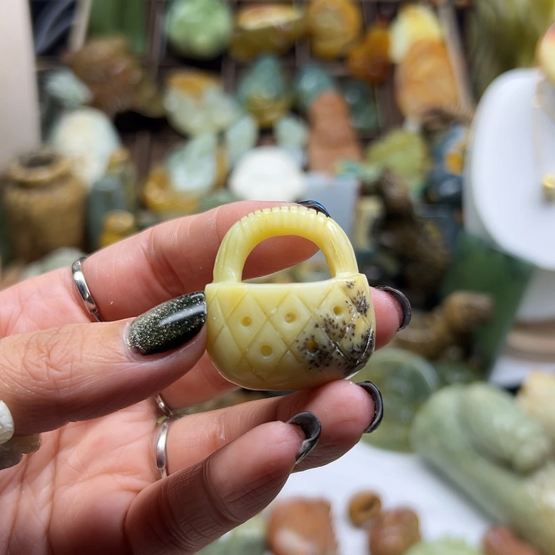 顺****未镶嵌岫玉颈饰辽阳水草小筐