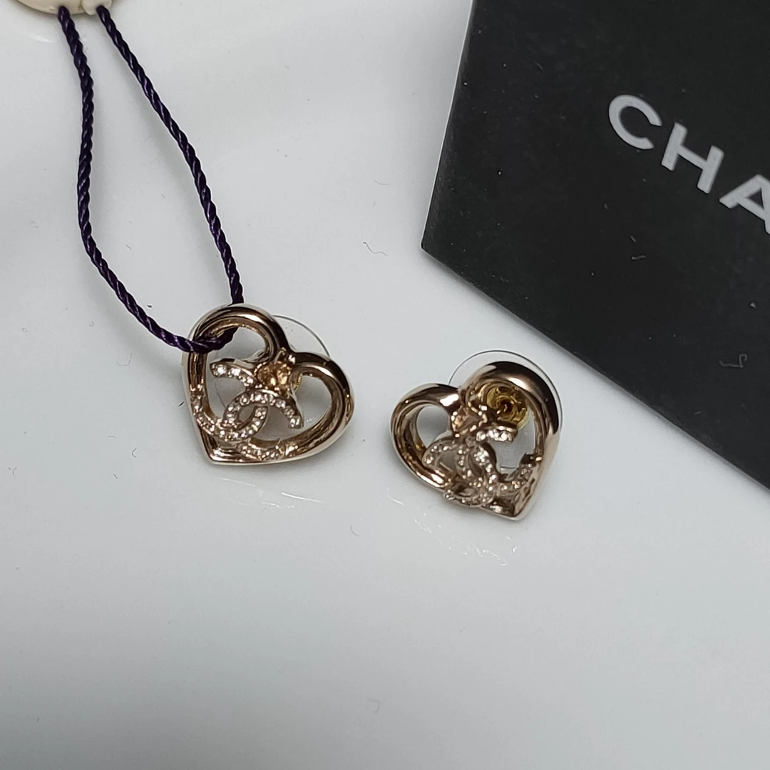 95新 Chanel/香奈儿 Azul- 浅金镂空水钻爱心/简约双C耳钉/38512/