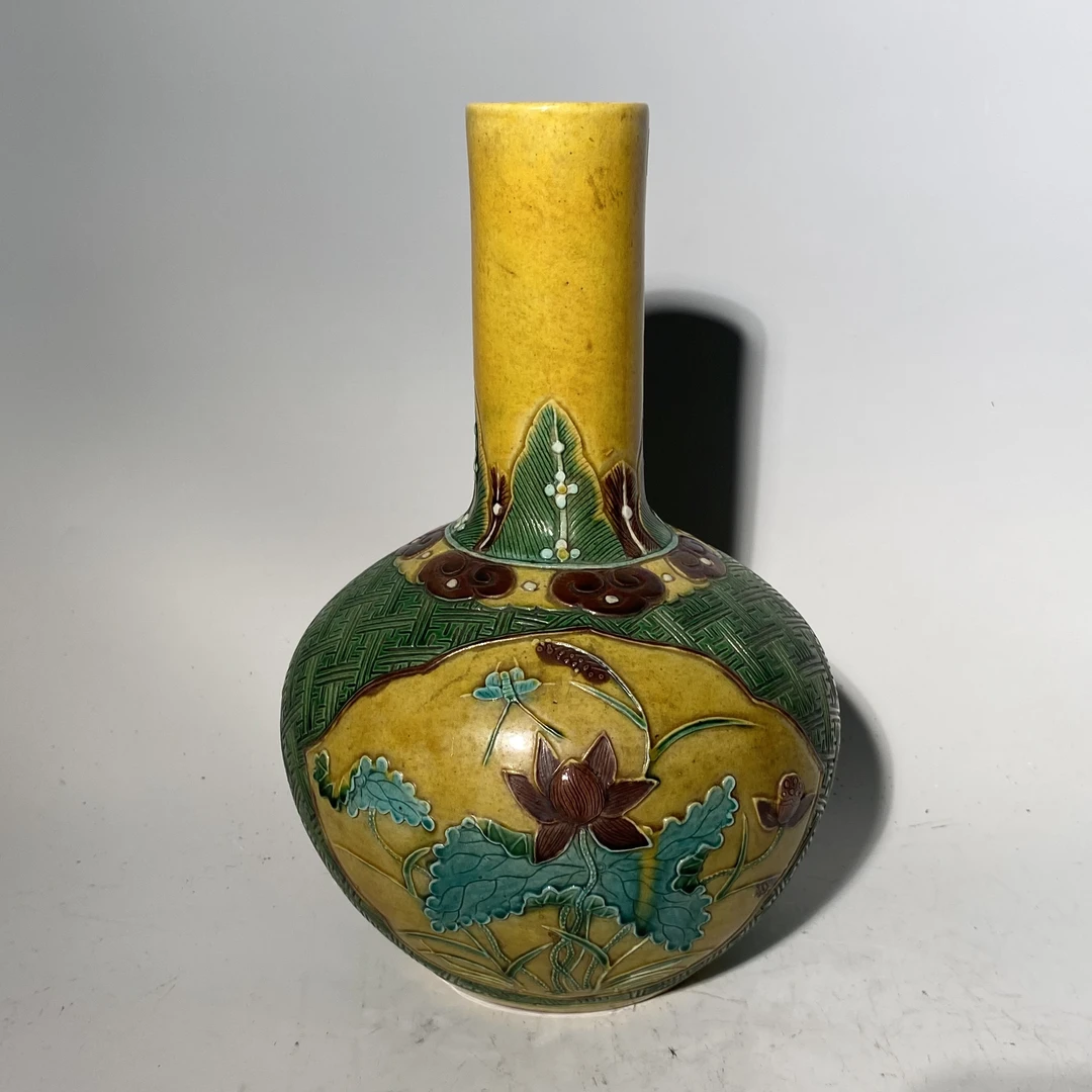 Q-民国 黄地素三彩轧道莲荷纹天球瓶 高度28.5肚径29