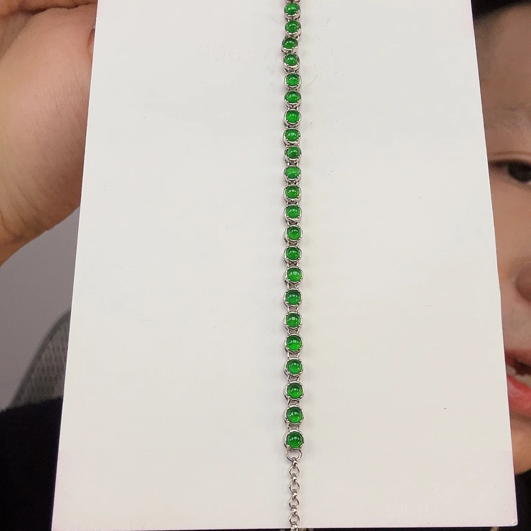 翡翠未镶嵌颈饰一件