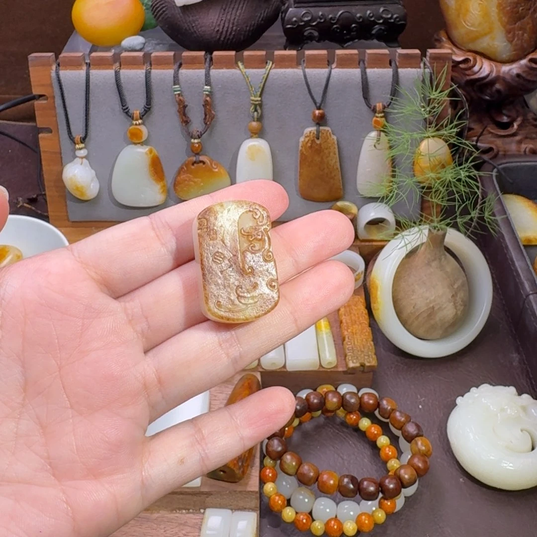 其***融和田玉未镶嵌颈饰