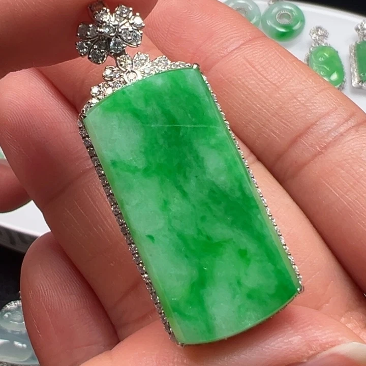 翡翠18K金镶嵌颈饰吊坠