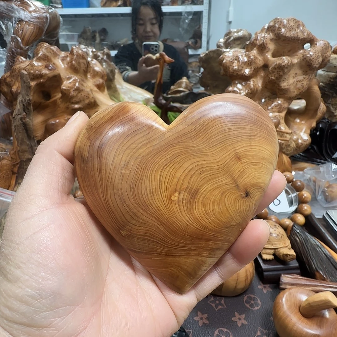 柏木（崖柏）太行崖柏陈化黑油爱心手把件