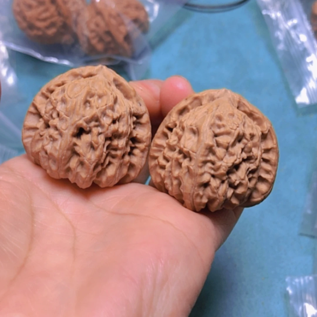 【闪购商品】核桃把件37三角白有磕