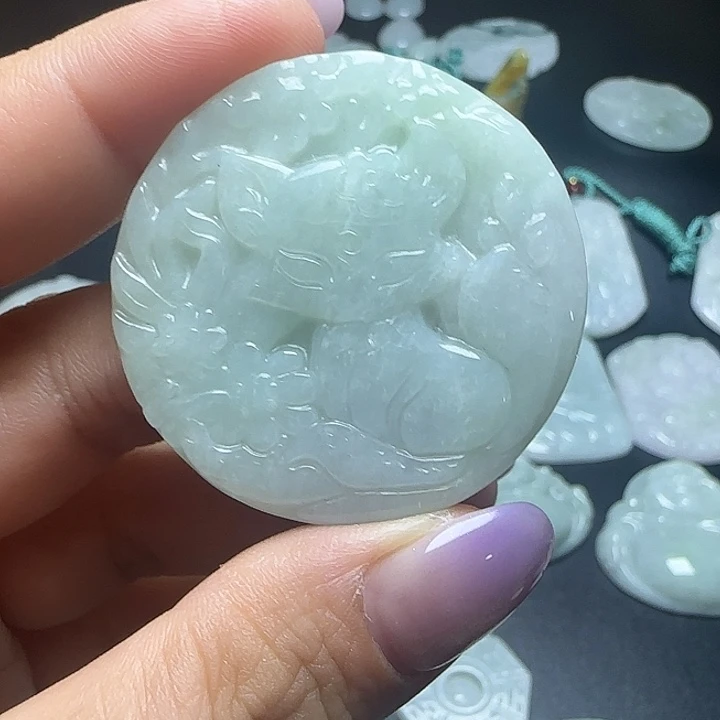 翡翠未镶嵌颈饰狐狸