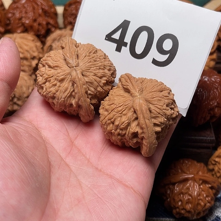 把件桃核白狮子。边43。 409