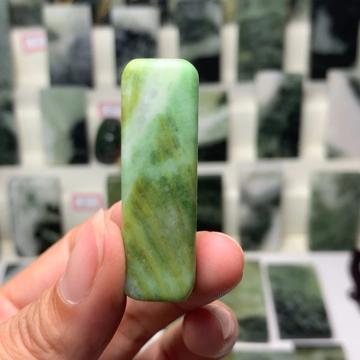 独山玉未镶嵌颈饰